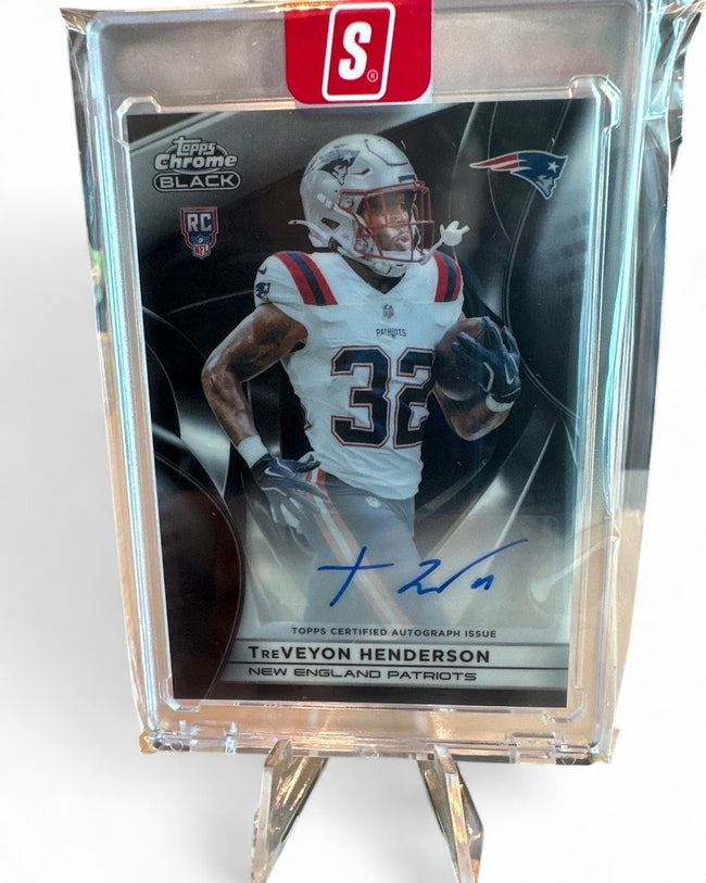 2025 Topps Chrome Black Football Auto Patriots TreVeyon Henderson Black #RAU-THE Rookie Auto
